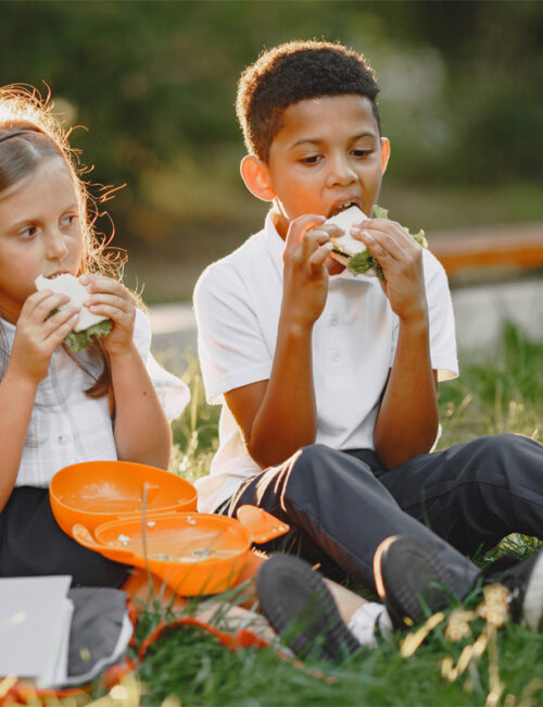 kids-eating-at-park